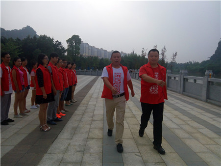 一群身穿红马甲的小伙伴们正在聚集&hellip;&hellip;